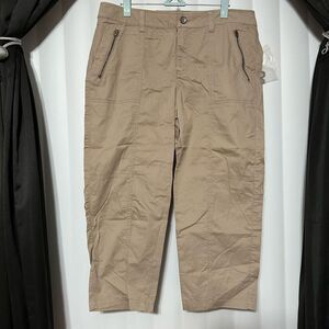 SONOMA life & style tan capris , 2 front zippered decorative pockets and 2 back